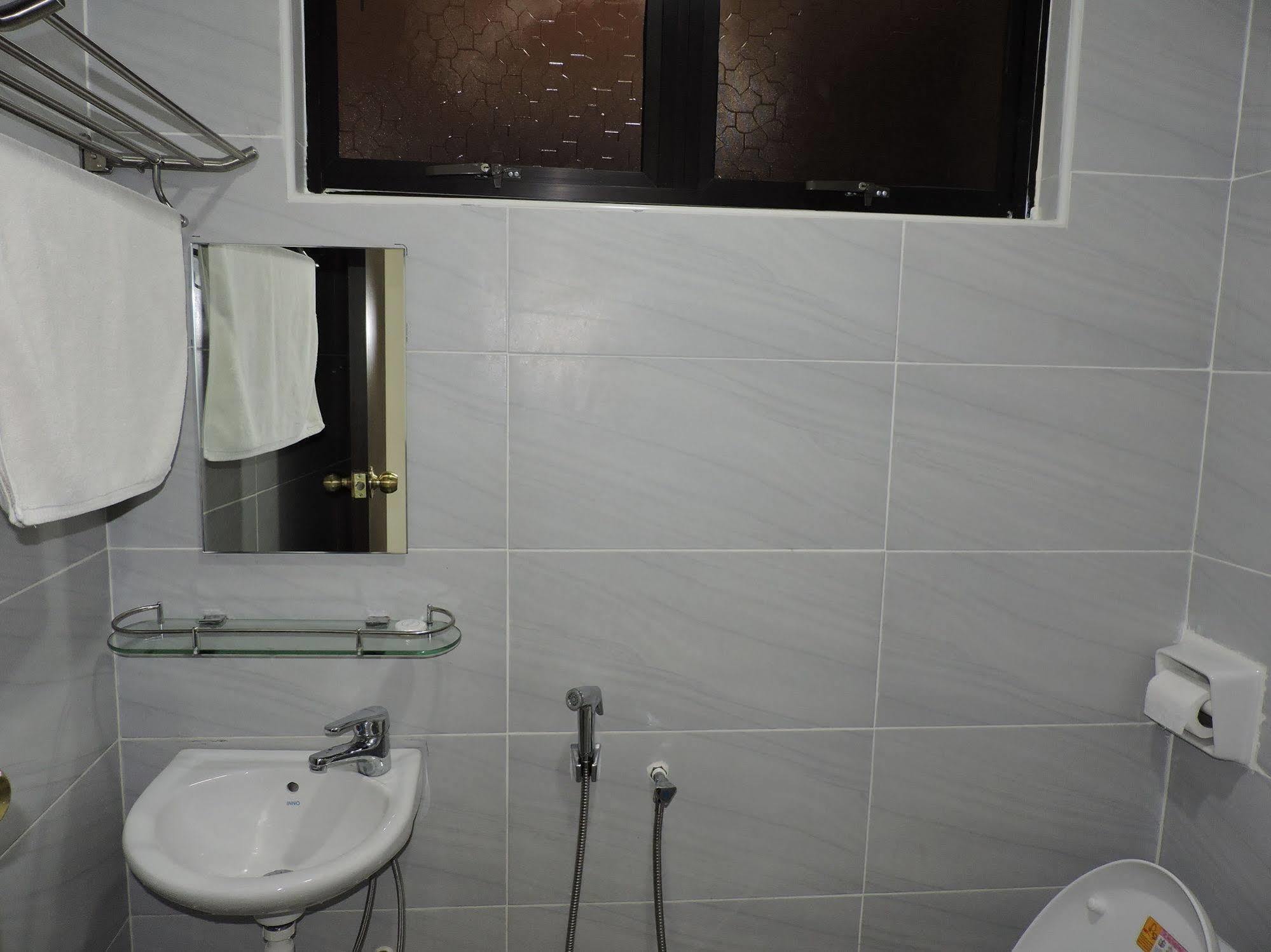 Merlin Hotel Penang George Town Exteriör bild